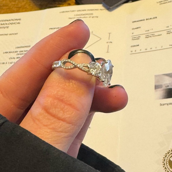 2.56 Certified IGI Color F VS1 Oval Diamond + 1.75 carats w/side-stones & band - Picture 4 of 12